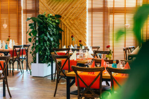 001 sala restauracyjna sloneczne wnetrze czerwone bieznikji ostoja dwa jeziora kal wegorzewo mazury
