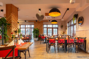 007 sala restauracyjna szeroki widok okolicznosciowa aranzacja ostoja dwa jeziora kal wegorzewo mazury