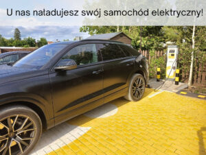 011 stacja ladowania samochodow elektrycznych na zoltej kostce parking resortu ostoja dwa jeziora kal wegorzewo mazury