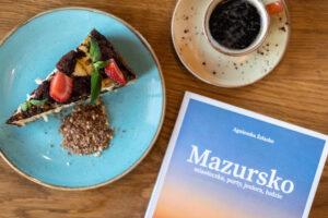 012 kawa domowe ciasto stolik album o regionie jezior przytulna restauracja ostoja dwa jeziora kal wegorzewo mazury