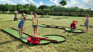 019 mini golf 10 torow z czworka dzieci na trawie letnia atrakcja dla rodzin ostoja dwa jeziora kal wegorzewo mazury
