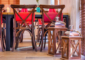 025 dekoracja stoliki czerwone serwetki drewniane krzesla lampiony swiece restauracja dwa jeziora kal wegorzewo mazury