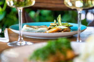 028 filet sandacza cukinia dynia szparagi kremowy sos zblizenie danie rybne restauracja dwa jeziora kal wegorzewo mazury