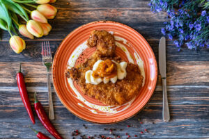 029 kotlet schabowy z koscia puree ziemniaczane tradycyjna kuchnia polska restauracja dwa jeziora kal wegorzewo mazury