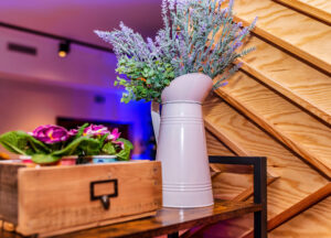 030 dekoracja dzban lawenda skrzynka kwiaty drewniane schody detal wystroju restauracja dwa jeziora kal wegorzewo mazury