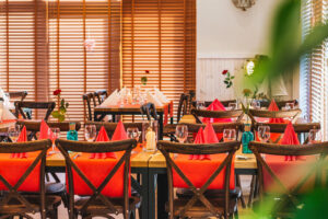 032 sala restauracyjna czerwone obrusy serwetki walentynki qchnia dwa jeziora kal wegorzewo mazury
