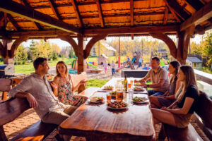 037 altana biesiadna obiad rodzinny stol dla grup plac zabaw w tle eventy na mazurach ostoja dwa jeziora kal wegorzewo mazury