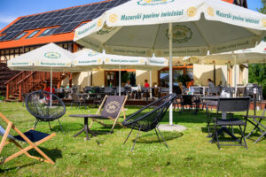 039 strefa relaksu z fotelami i lezakiem na zielonym trawniku przy tarasie restauracja dwa jeziora kal wegorzewo mazury