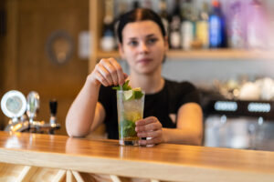 barmanka miesza mojito limonka mieta kruszony lodem detal przy barze restauracja dwa jeziora kal wegorzewo mazury