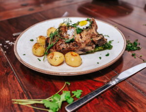 grillowany schab kosc mlode ziemniaki kapusta wloska rumianek danie miesne restauracja dwa jeziora kal wegorzewo mazury