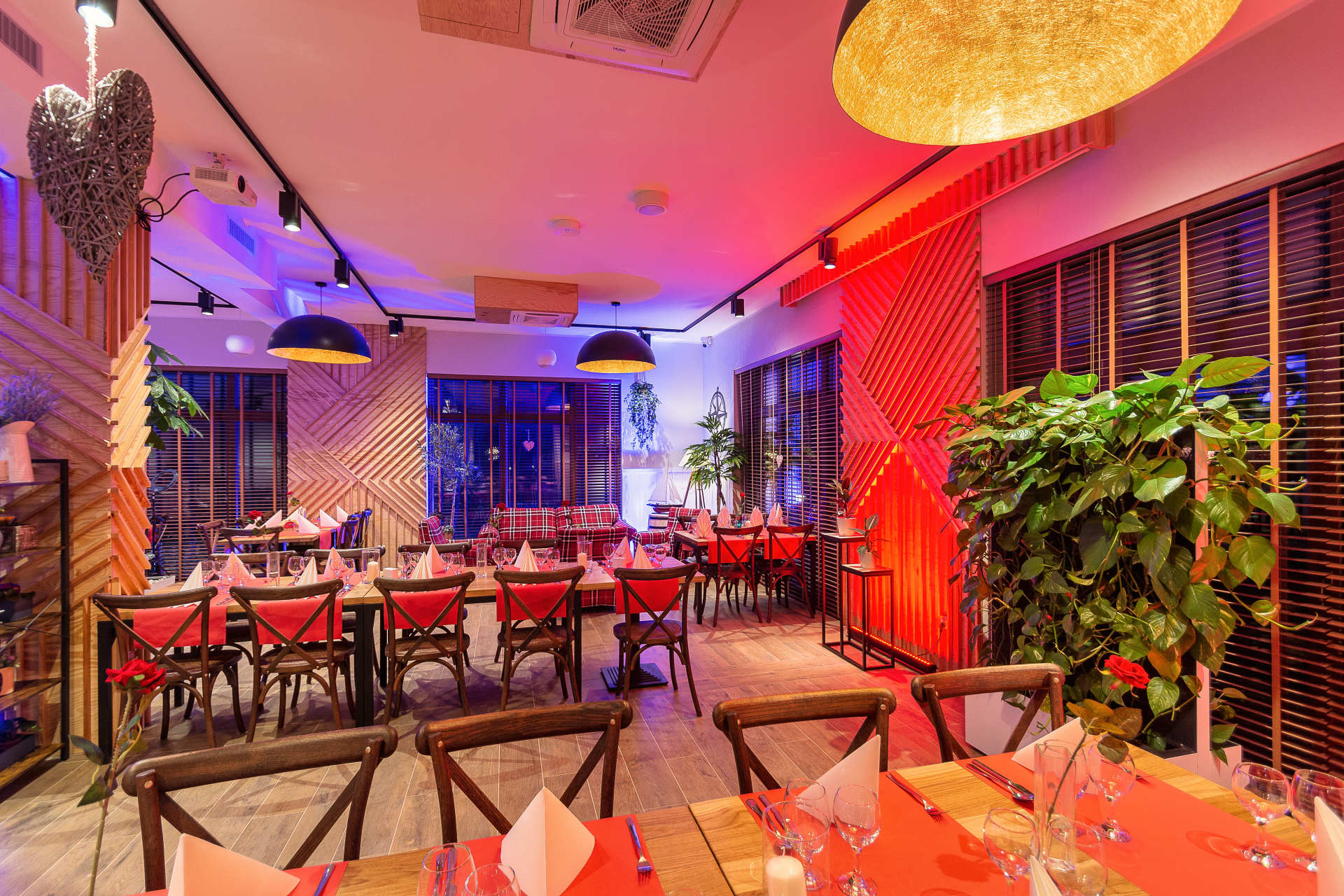 Sala restauracyjna Qchni Dwa Jeziora