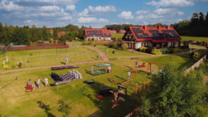 strefa gier ogrodowych szachy plenerowe minigolf hustawka rownowaznia z lotu ptaka ostoja dwa jeziora kal wegorzewo mazury