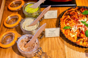 wegetarianskie pasty warzywne tarta z pomidorami bufet sniadaniowy restauracja dwa jeziora kal wegorzewo mazury