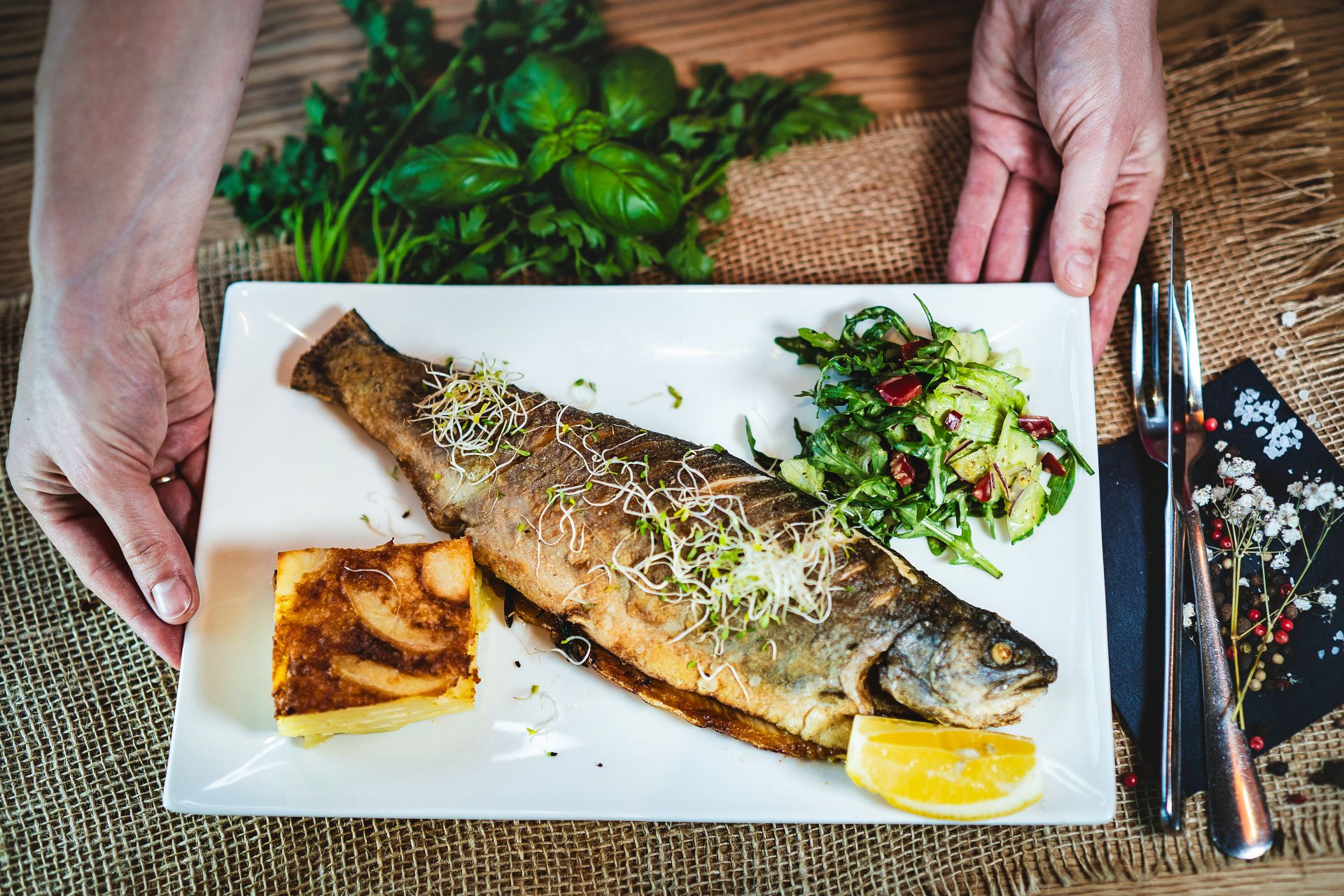 Zupa rybna serwowana w restauracji Qchnia Dwa Jeziora