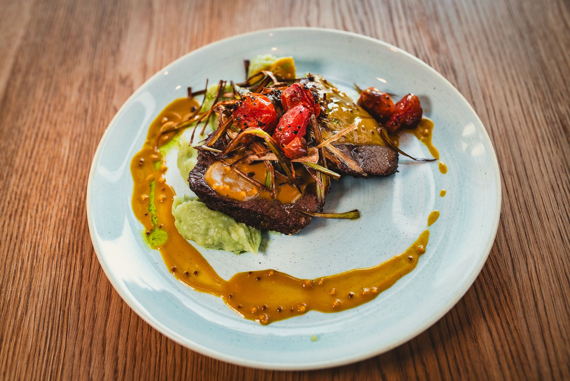 Słoneczne wnętrze restauracji Qchnia Dwa Jeziora