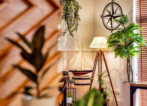 051 dekoracja zeglarski kacik roza wiatrow model jachtu lampa kadr poziomy restauracja dwa jeziora kal wegorzewo mazury
