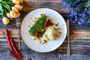 053 krolik w posypce ze szczypiorku z zielonym groszkiem i puree danie restauracja dwa jeziora kal wegorzewo mazury
