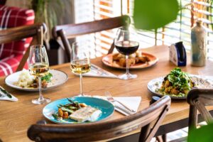 054 sandacz szparagi kalafior z bobem wino menu sezonowe szefa kuchni restauracja ostoja dwa jeziora kal wegorzewo mazury