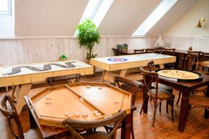 055 sala gier na mansardzie culbuto crokinole curling gry narodow swiata atrakcje ostoja dwa jeziora kal wegorzewo mazury