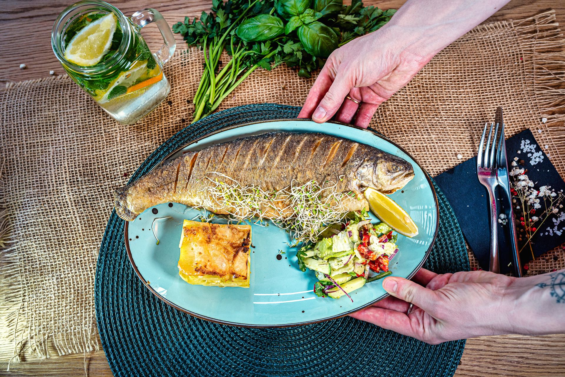 Pieczony pstrąg w restauracji Qchnia Dwa Jeziora