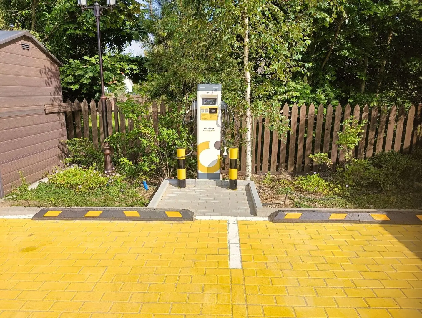 Stanowiska ładowania samochodów elektrycznych przy restauracji Qchnia Dwa Jeziora